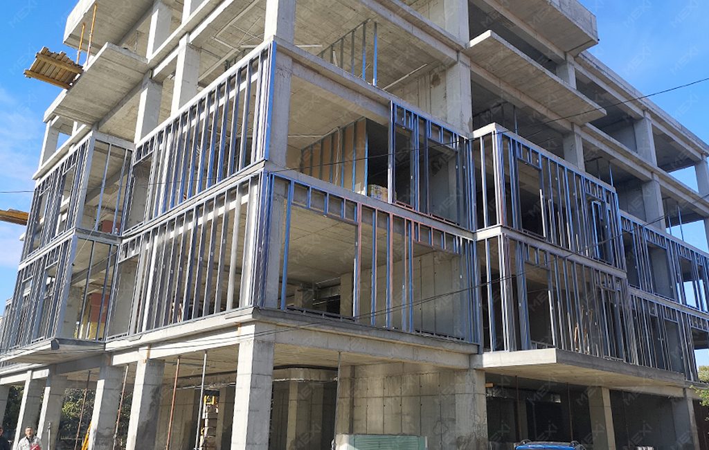 exterior closure for building with metal profiles