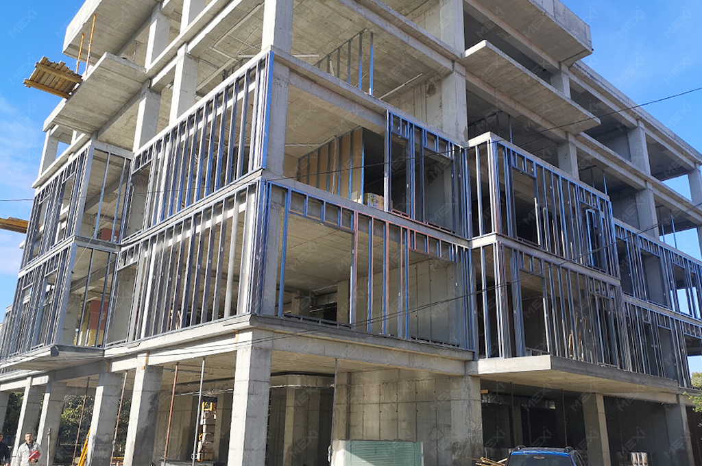 exterior closure for building with metal profiles