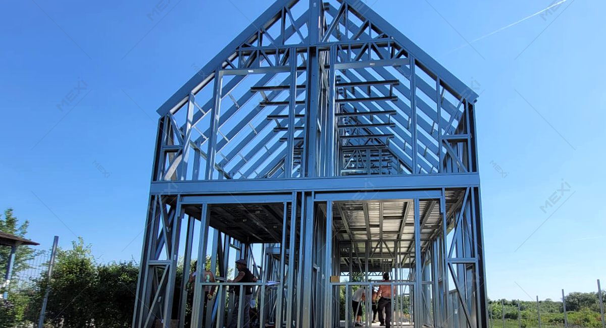 House with attic construction on metallic structure