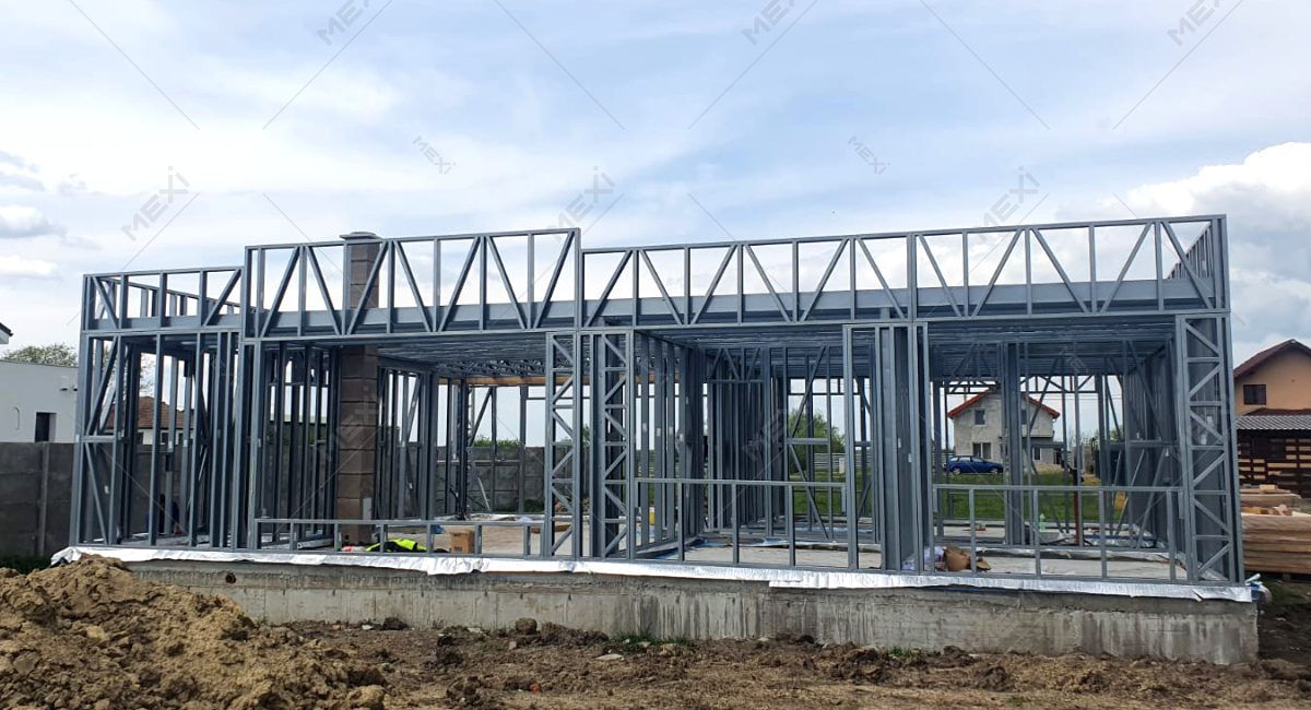 Single storey home construction on metallic structure