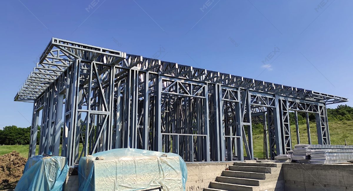 Family house built on metallic structure