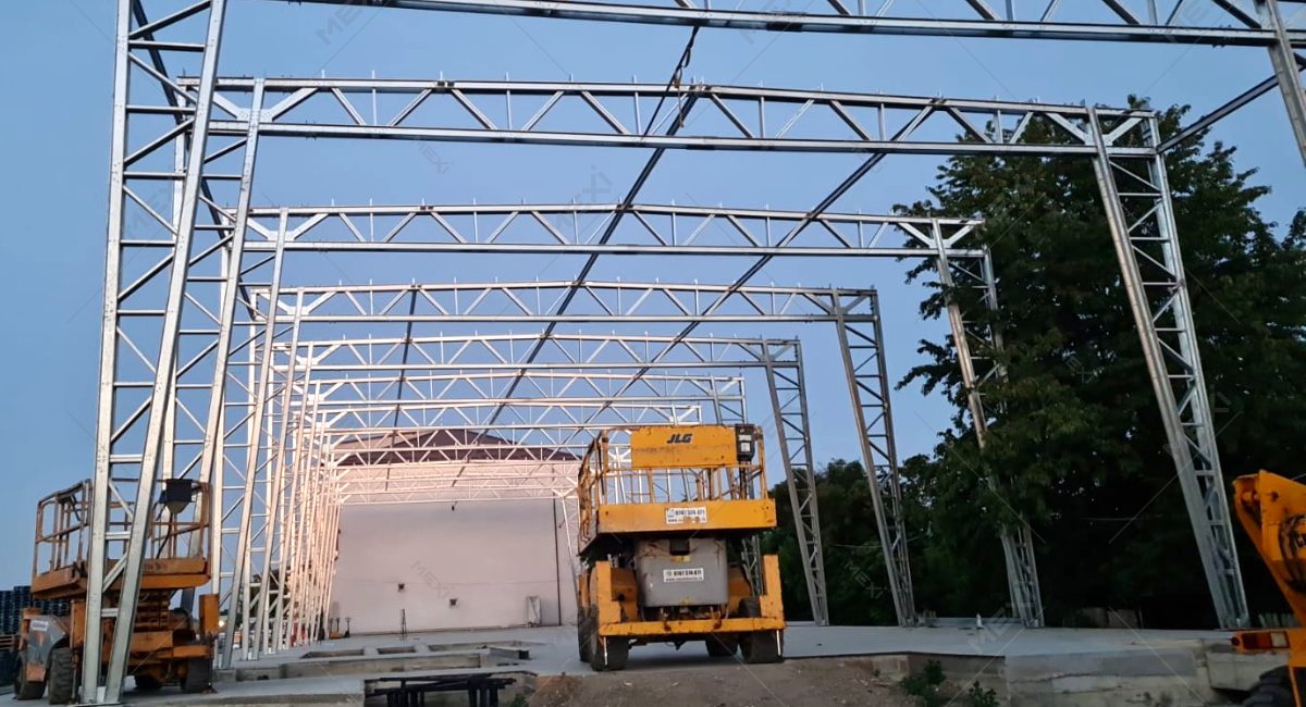 Metal warehouse and office building on MEXI® steel profiles