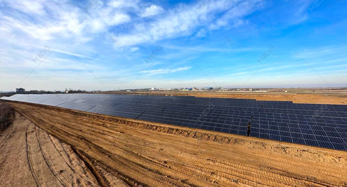 Photovoltaic panel structure for a solar field