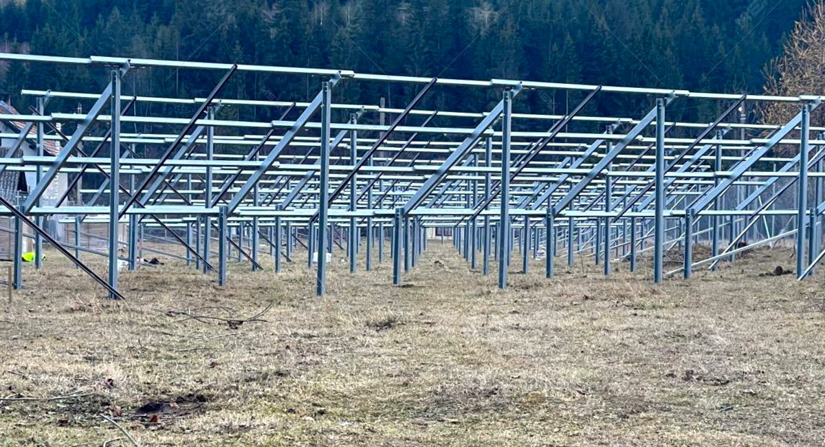 PV structures from steel profiles on a solar field